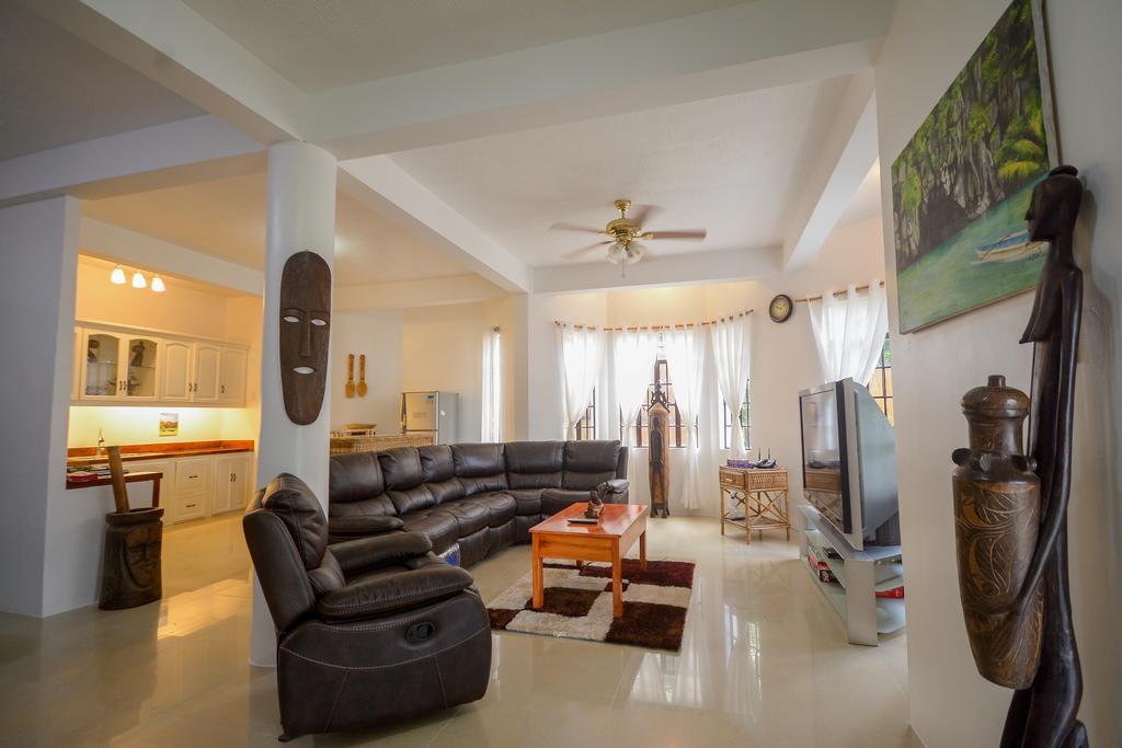 Hilltop Pool And Villa Puerto Princesa ภายนอก รูปภาพ